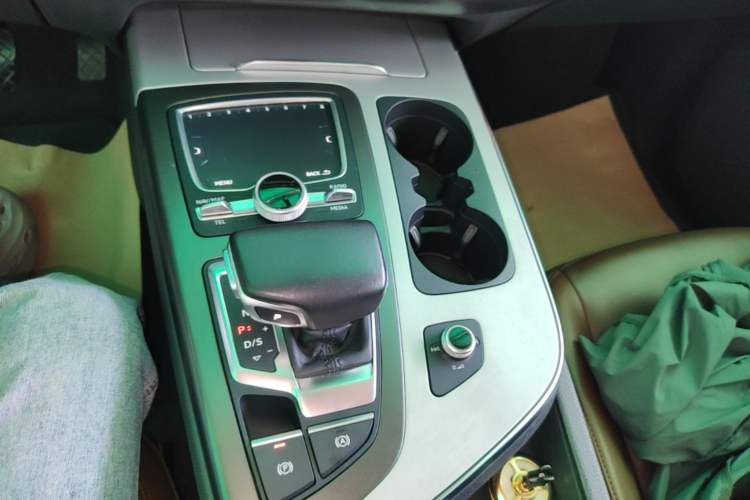 Used Audi Q7 2016 40 TFSI Comfort Model Gear Lever