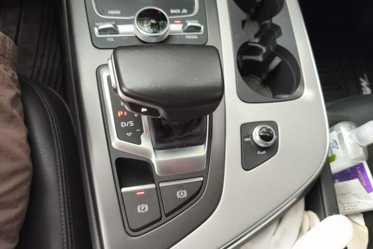 Used Audi Q7 2016 40 TFSI Comfort Model Gear Lever