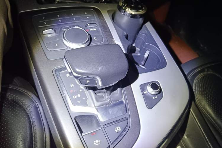 Used Audi Q7 2016 40 TFSI 7 seats Gear Lever