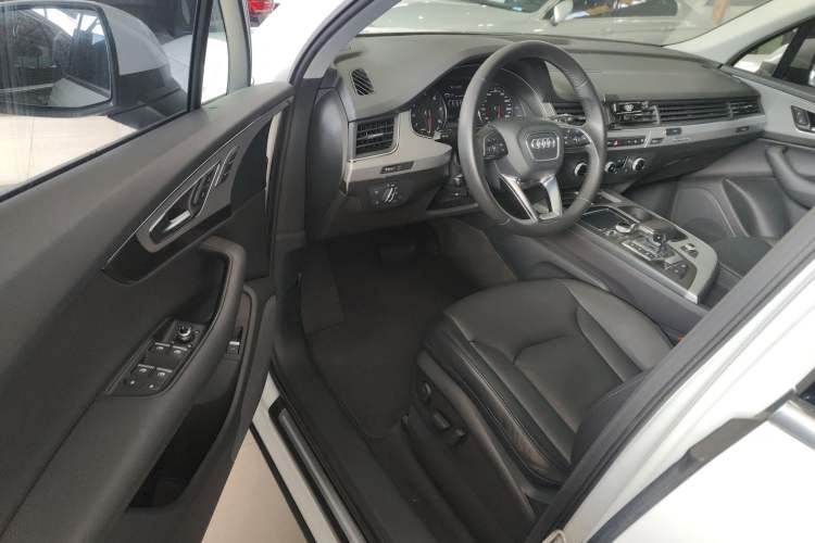Used Audi Q7 2016 40 TFSI Comfort Model Interior 3
