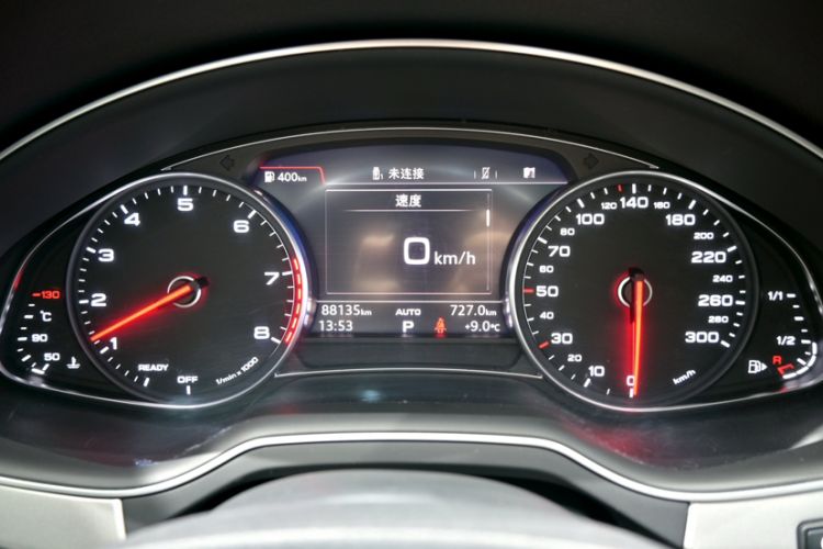 Used Audi Q7 2016 40 TFSI Comfort Model Odometer Close Up