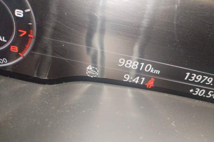Used Audi Q7 2016 40 TFSI Comfort Model Odometer Close Up