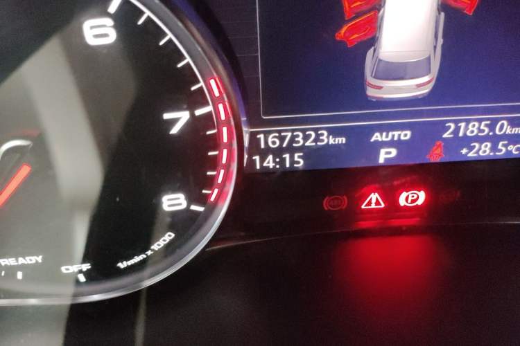 Used Audi Q7 2016 40 TFSI Comfort Model Odometer Close Up