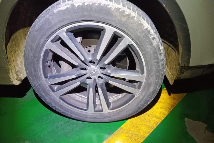 Used Audi Q7 2016 40 TFSI 7 seats Right Front Wheel Hub