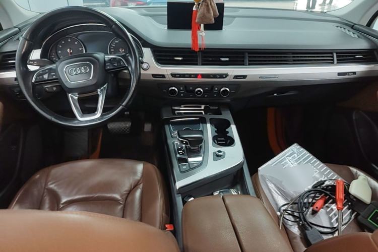 Used Audi Q7 2016 40 TFSI Comfort Model Center Console