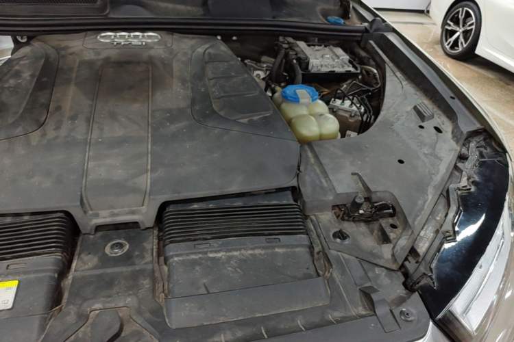 Used Audi Q7 2016 40 TFSI Comfort Model Engine Bay Left
