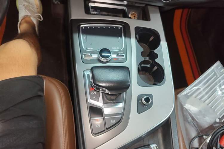 Used Audi Q7 2016 40 TFSI Comfort Model Gear Lever