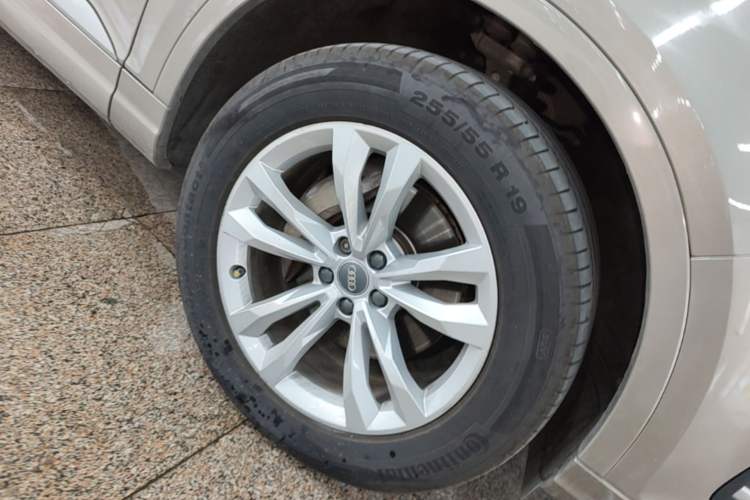 Used Audi Q7 2016 40 TFSI Comfort Model Right Front Wheel Hub