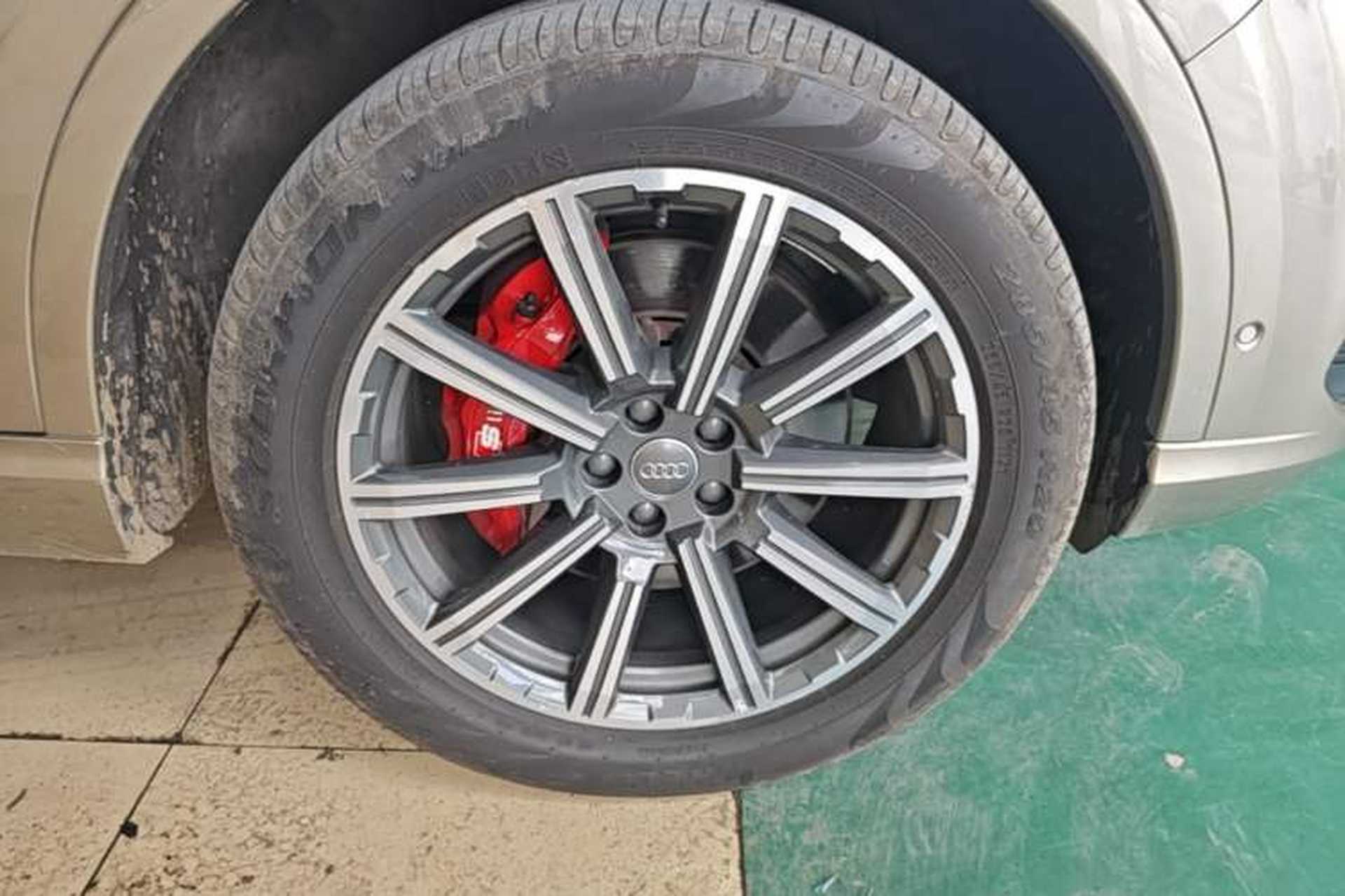 Used Audi Q7  Right Front Wheel Hub
