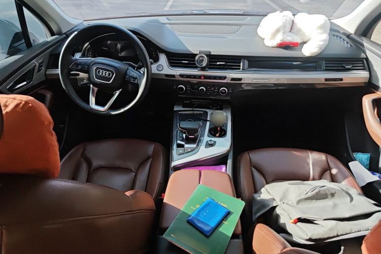 Used Audi Q7  Center Console