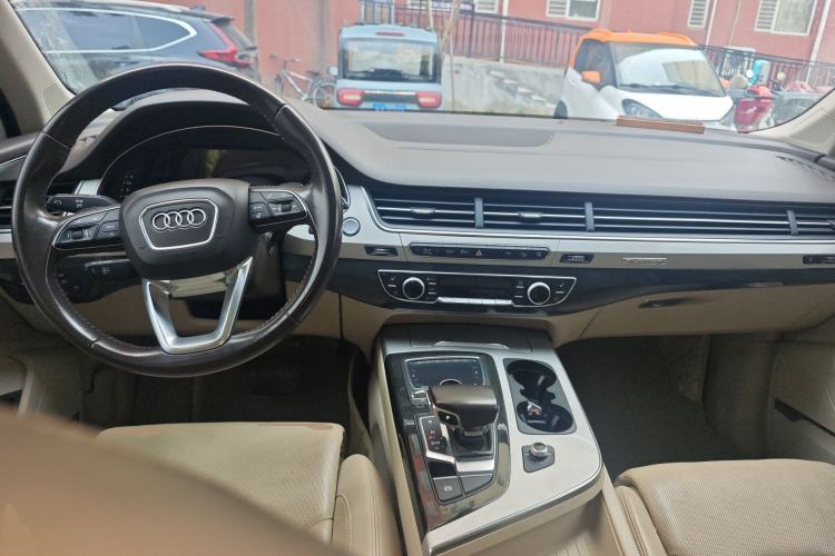 Used Audi Q7  Center Console