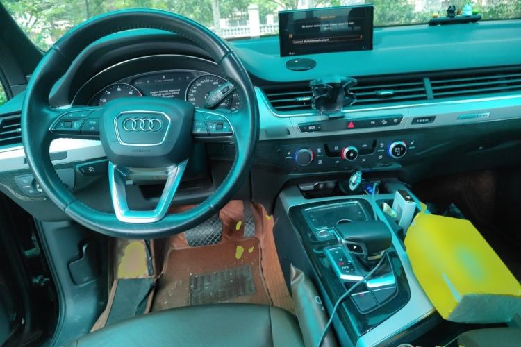 Used Audi Q7  Center Console
