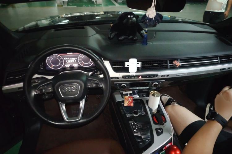 Used Audi Q7  Center Console