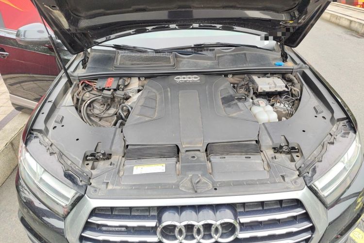 Used Audi Q7  Engine Bay