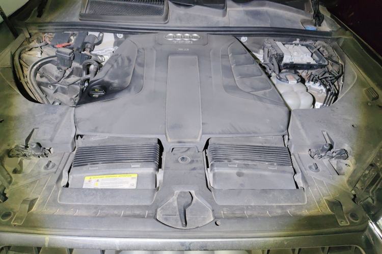 Used Audi Q7  Engine Bay