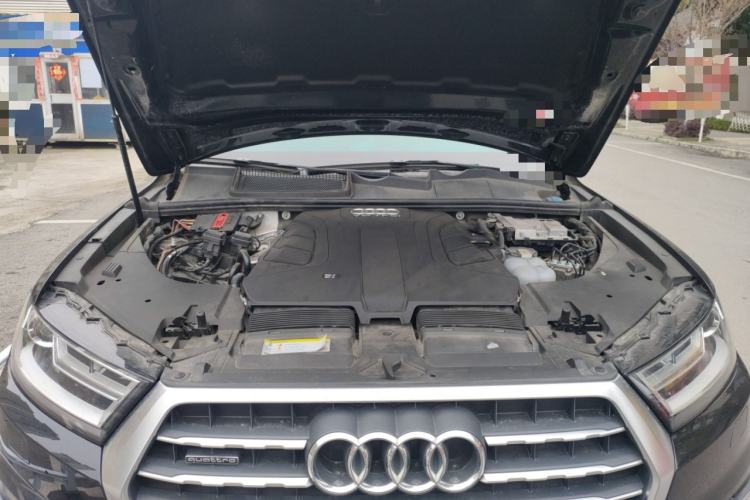 Used Audi Q7  Engine Bay