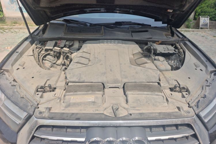 Used Audi Q7  Engine Bay