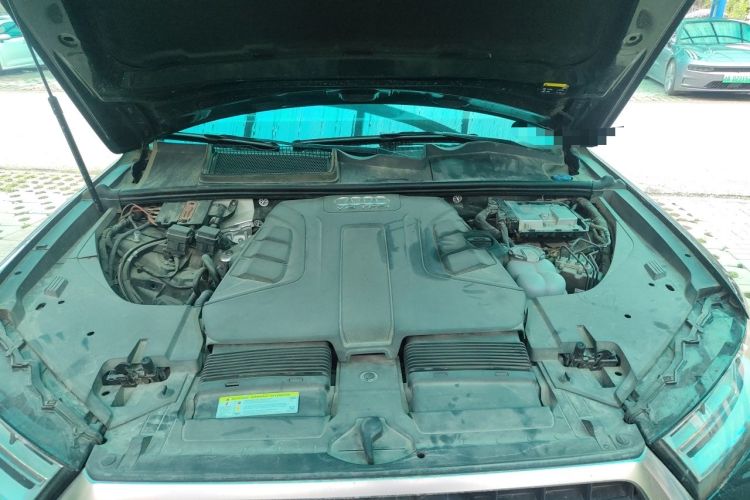 Used Audi Q7  Engine Bay