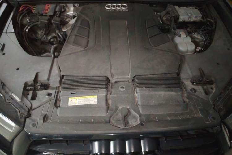 Used Audi Q7  Engine Bay