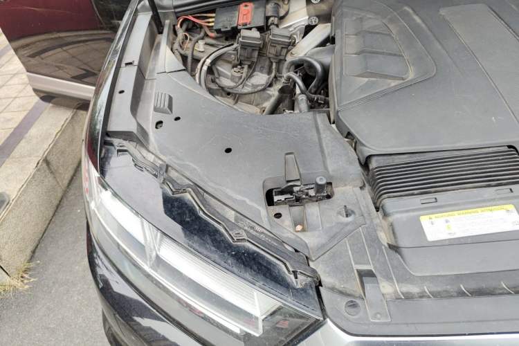 Used Audi Q7  Engine Bay Right
