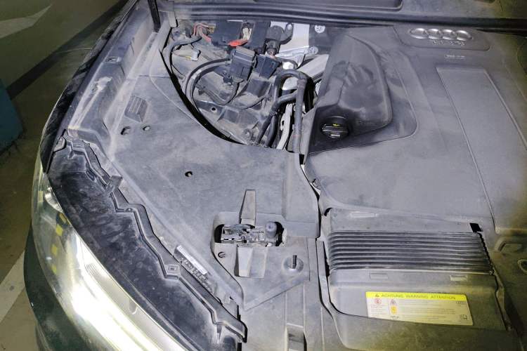 Used Audi Q7  Engine Bay Right