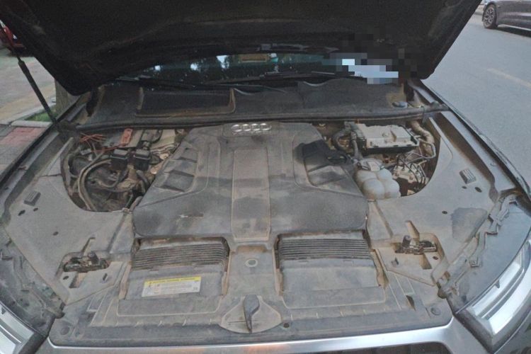 Used Audi Q7  Engine Bay