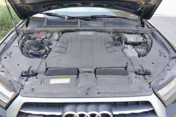 Used Audi Q7  Engine Bay
