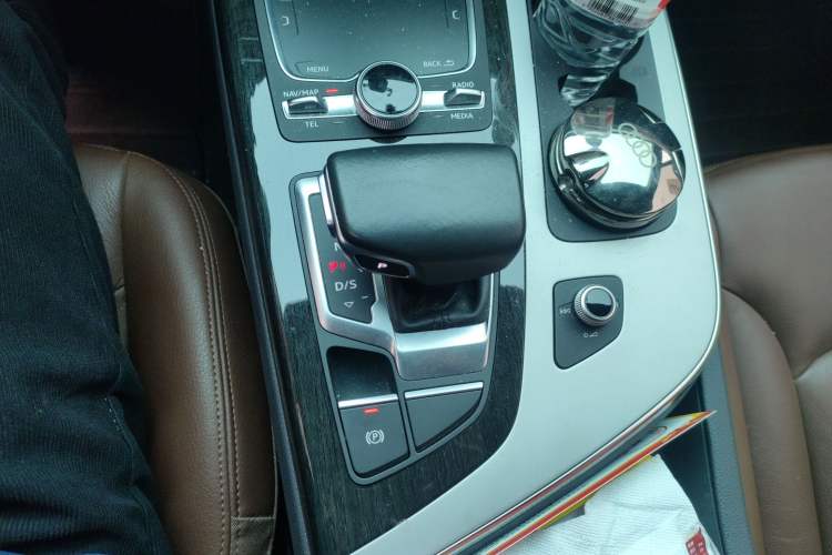 Used Audi Q7  Gear Lever