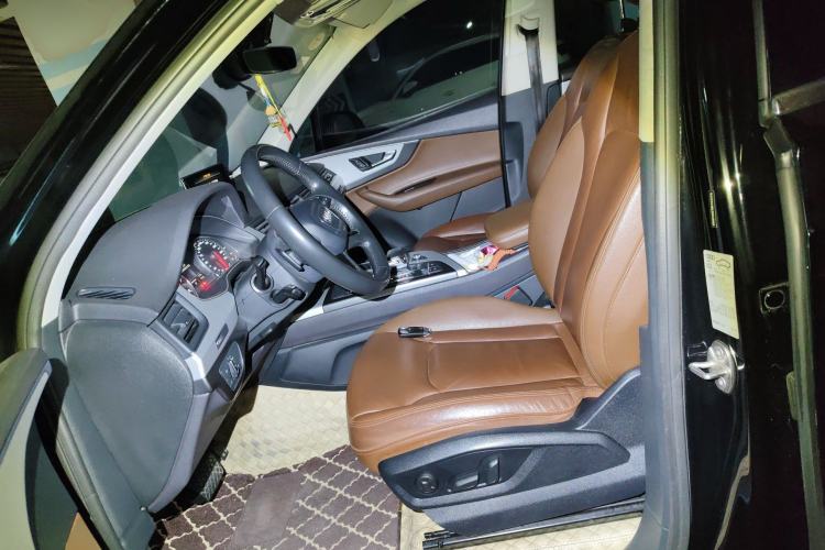 Used Audi Q7  Left Front Seat