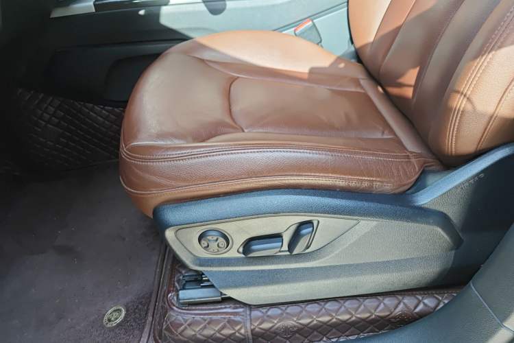 Used Audi Q7  Left Front Seat