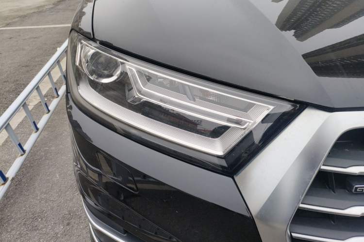 Used Audi Q7  Right Front Headlight