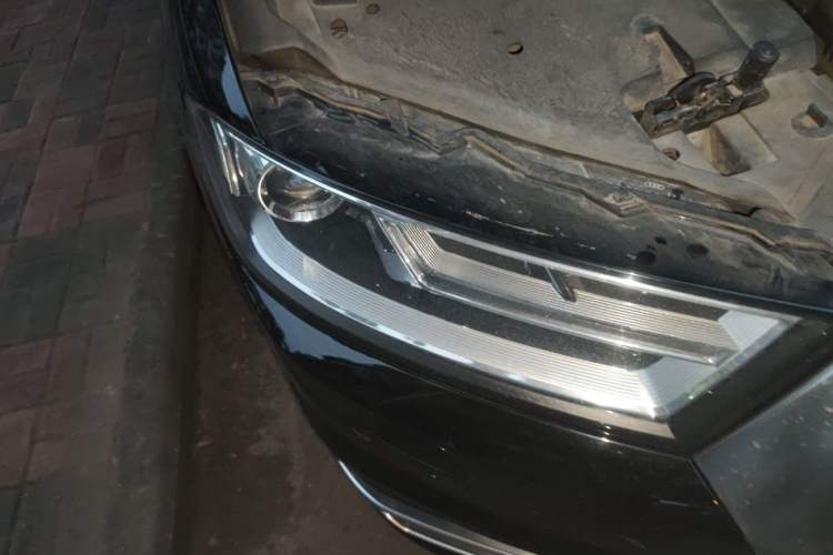 Used Audi Q7  Right Front Headlight
