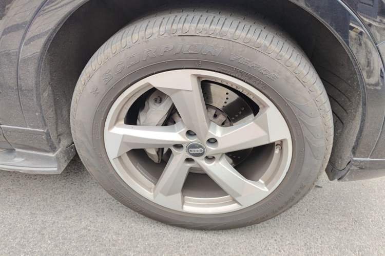 Used Audi Q7  Right Front Wheel Hub