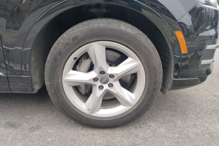 Used Audi Q7  Right Front Wheel Hub