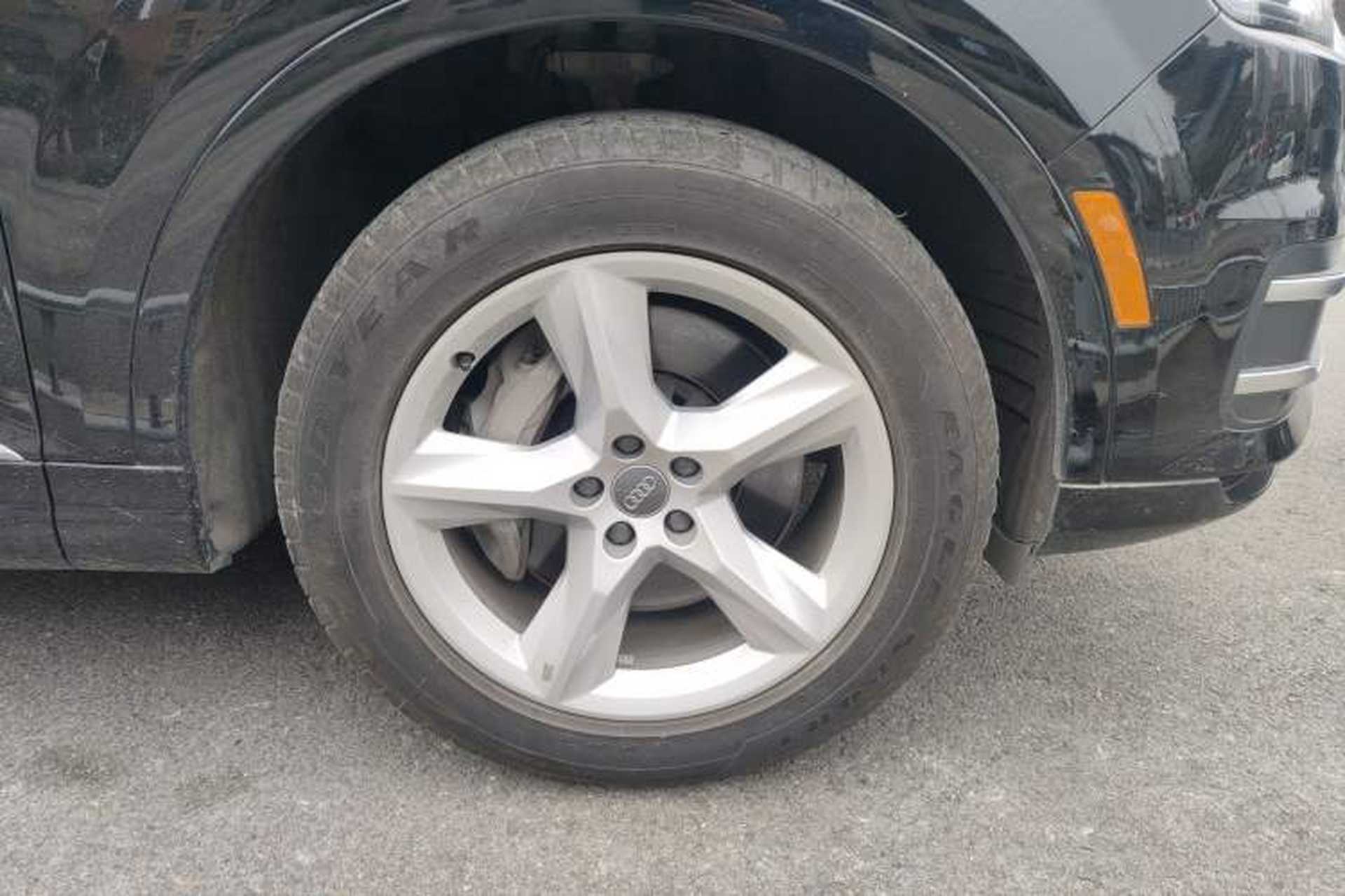Used Audi Q7  Right Front Wheel Hub