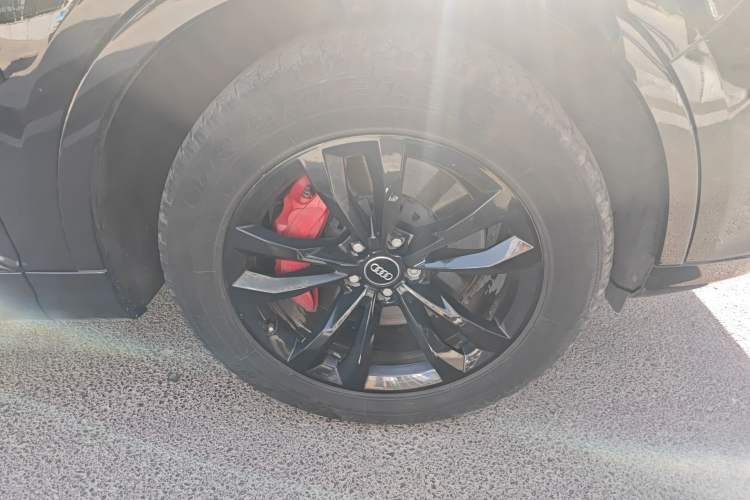 Used Audi Q7  Right Front Wheel Hub