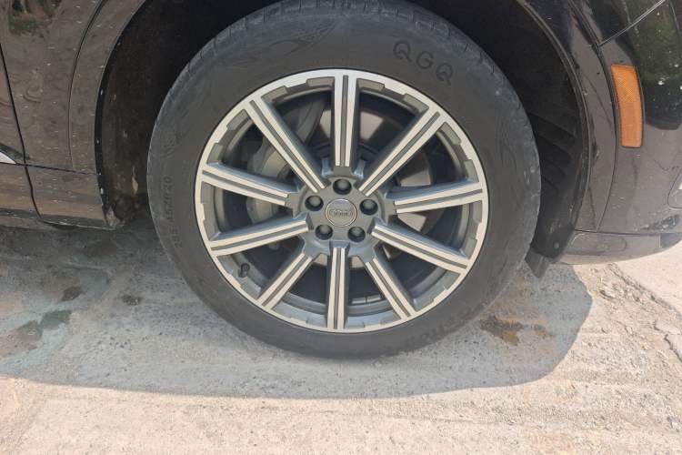 Used Audi Q7  Right Front Wheel Hub