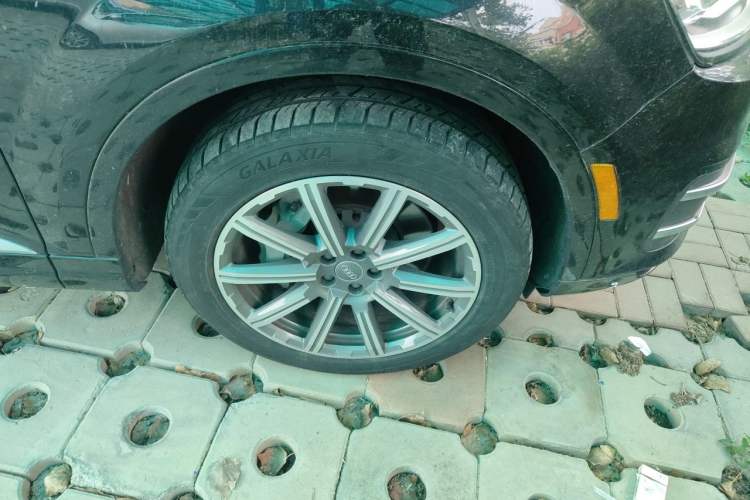Used Audi Q7  Right Front Wheel Hub