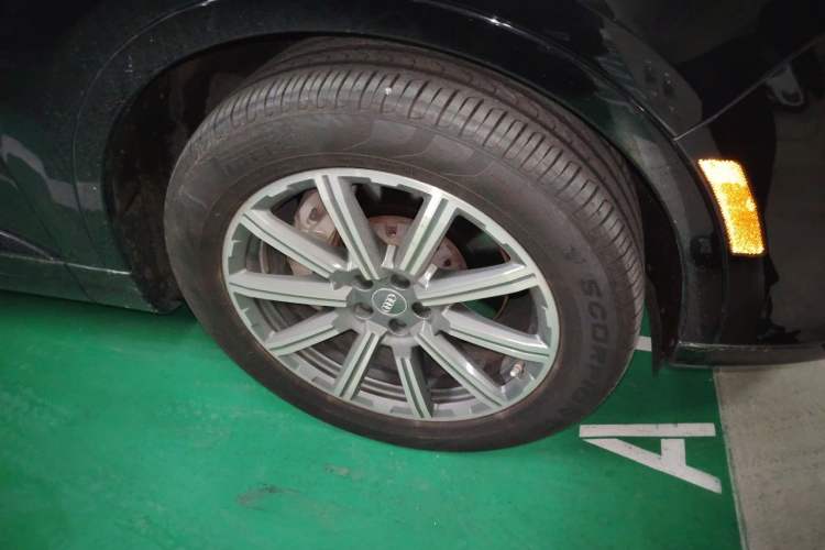 Used Audi Q7  Right Front Wheel Hub