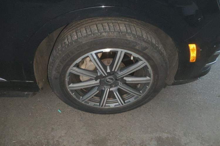Used Audi Q7  Right Front Wheel Hub