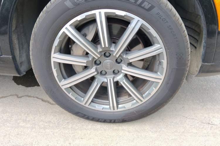 Used Audi Q7  Right Front Wheel Hub
