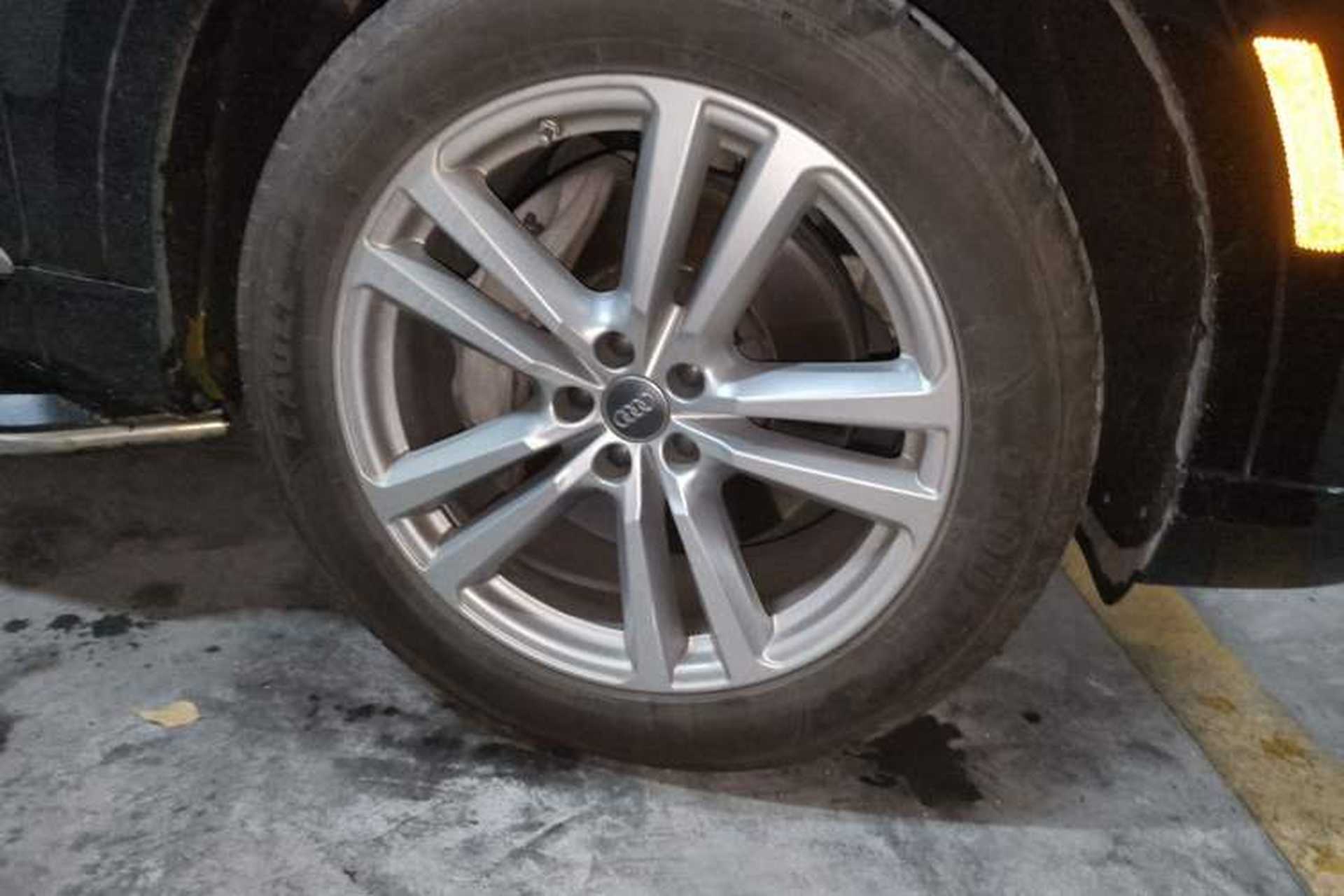 Used Audi Q7  Right Front Wheel Hub