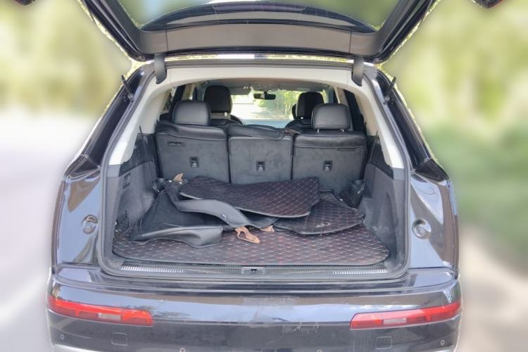 Used Audi Q7  Trunk