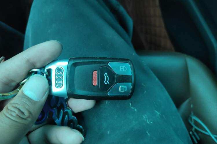 Used Audi Q7  Vehicle Key