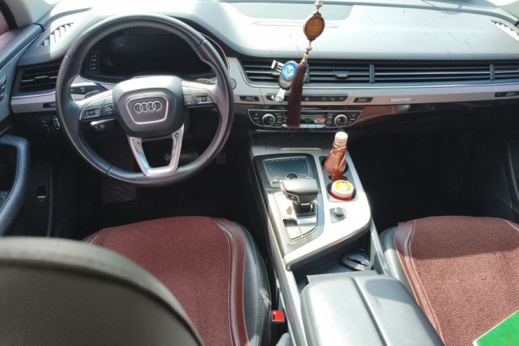 Used Audi Q7  Center Console