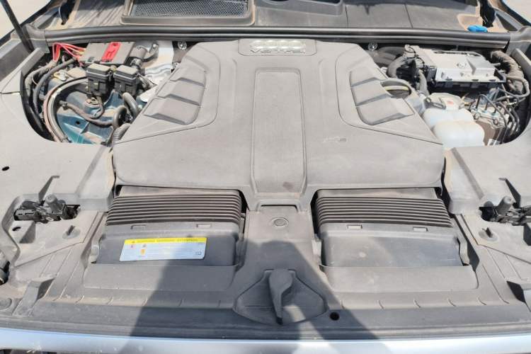 Used Audi Q7  Engine Bay
