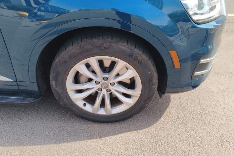 Used Audi Q7  Right Front Wheel Hub