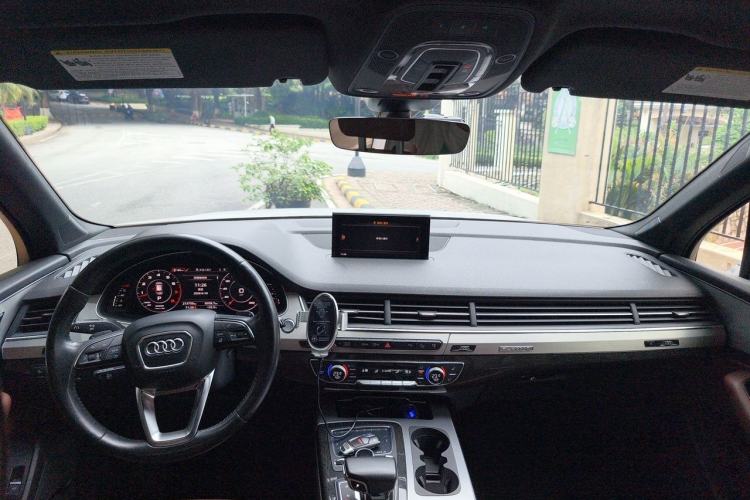 Used Audi Q7  Center Console