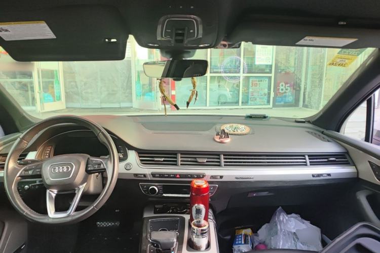 Used Audi Q7  Center Console