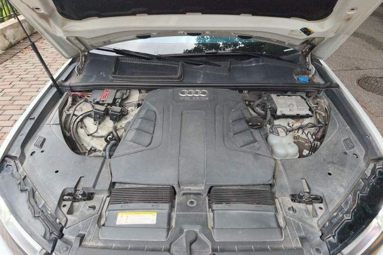 Used Audi Q7  Engine Bay